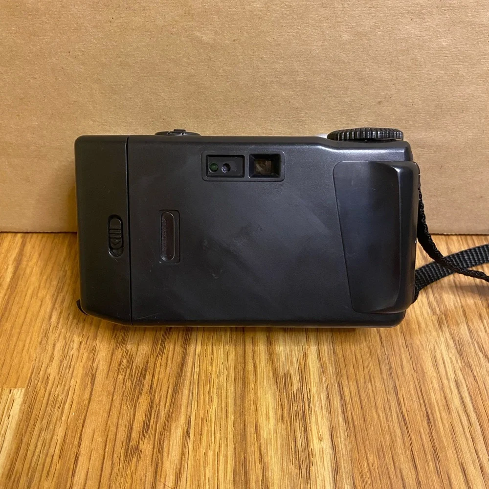 Vintage 1988 Vivitar Champion 3 Black 35mm Camera With Built In Flash & Booklet.